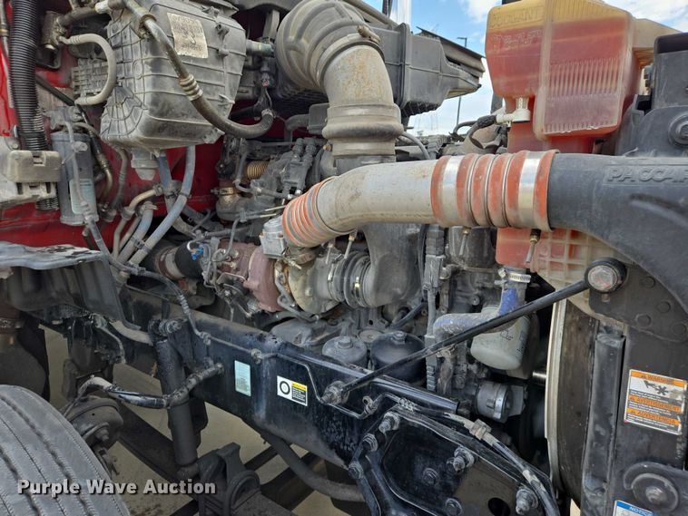 image for item DW7022 2020 Peterbilt 579 semi truck