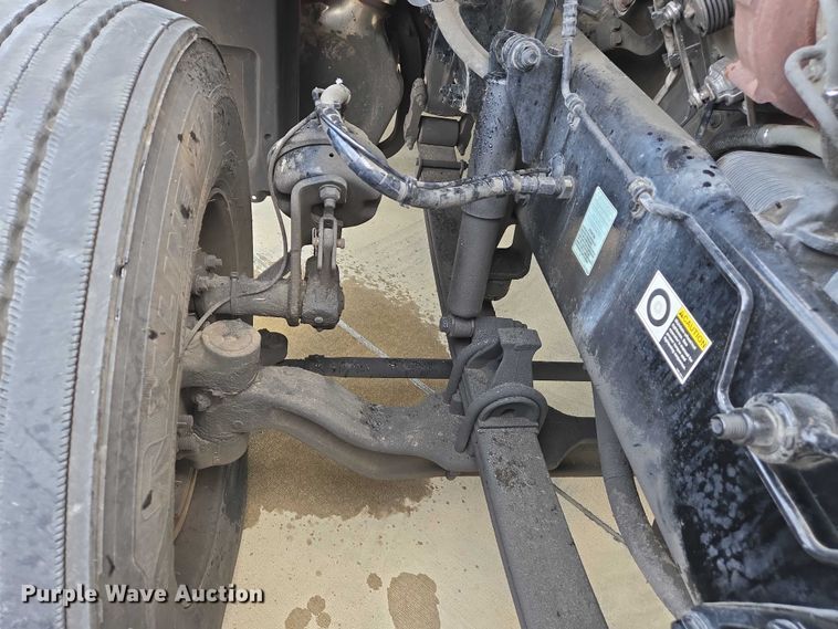 image for item DW7022 2020 Peterbilt 579 semi truck