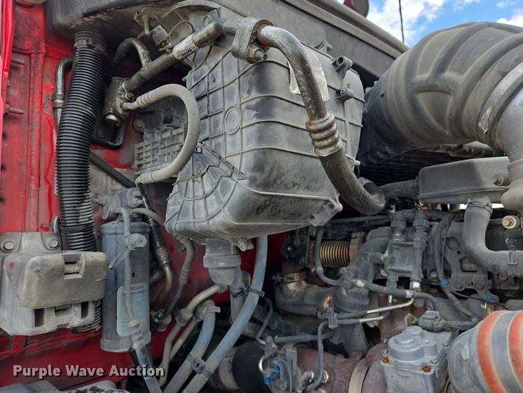 image for item DW7022 2020 Peterbilt 579 semi truck