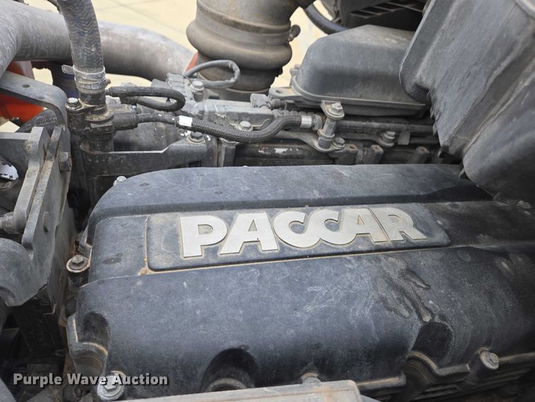 image for item DW7022 2020 Peterbilt 579 semi truck