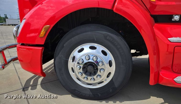 image for item DW7022 2020 Peterbilt 579 semi truck