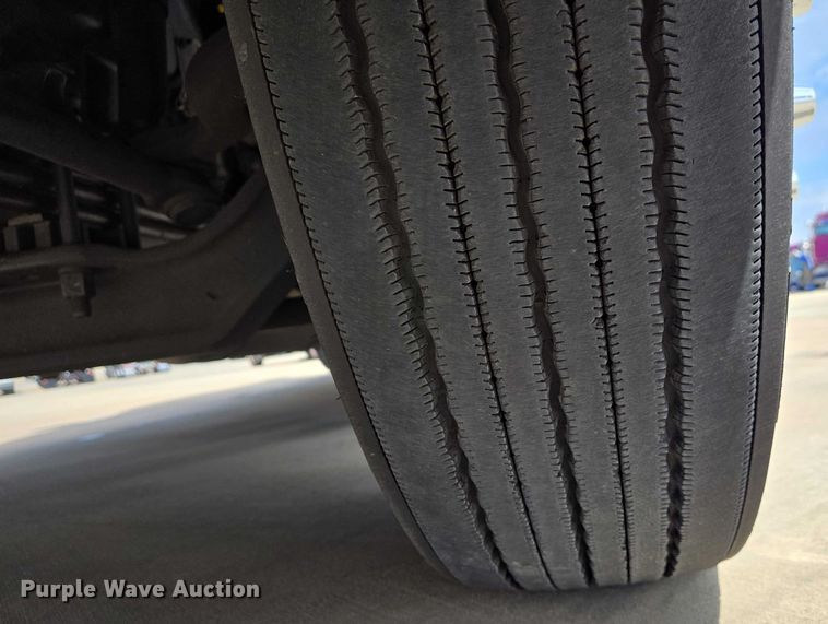 image for item DW7022 2020 Peterbilt 579 semi truck