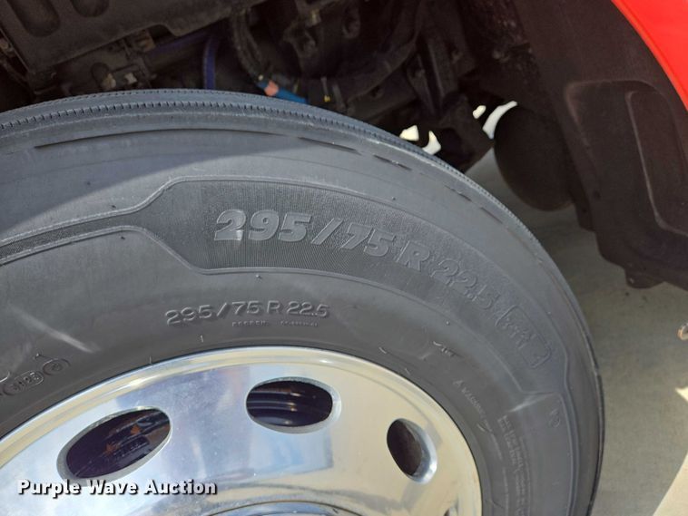 image for item DW7022 2020 Peterbilt 579 semi truck