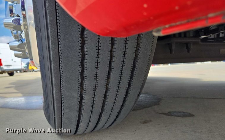 image for item DW7022 2020 Peterbilt 579 semi truck