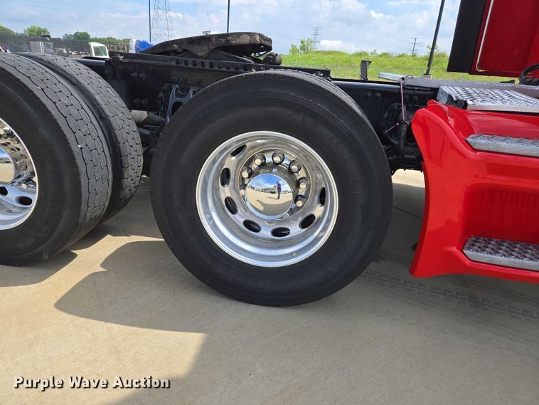 image for item DW7022 2020 Peterbilt 579 semi truck