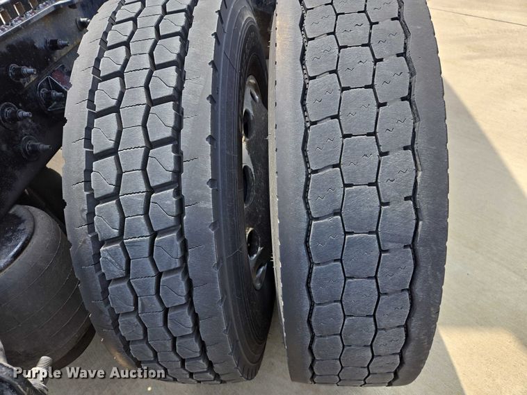 image for item DW7022 2020 Peterbilt 579 semi truck