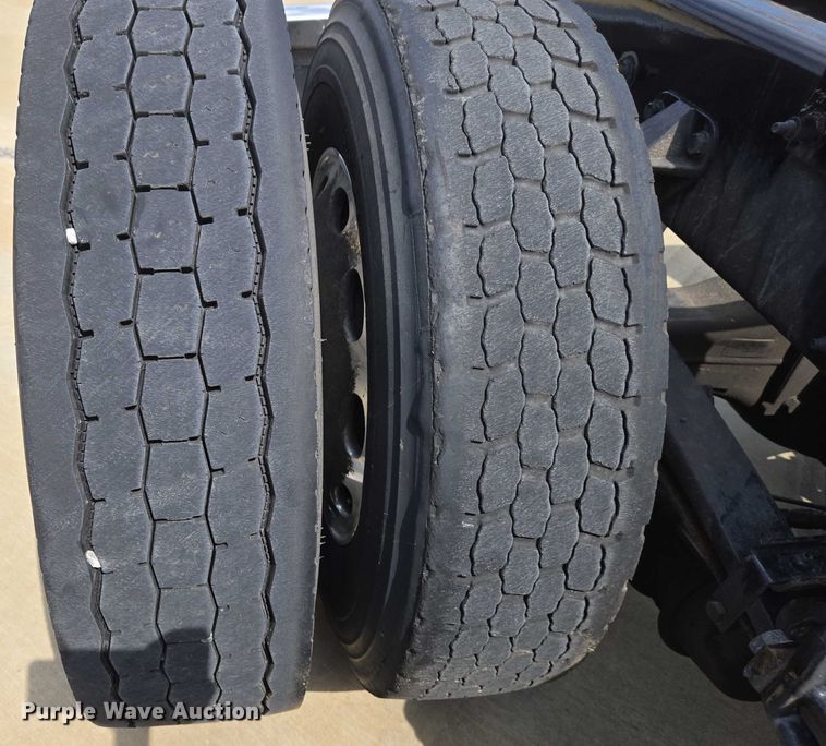 image for item DW7022 2020 Peterbilt 579 semi truck