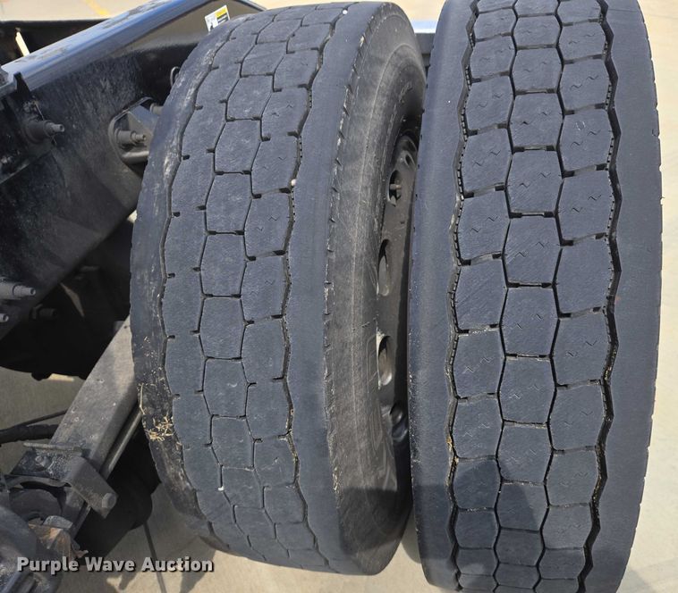 image for item DW7022 2020 Peterbilt 579 semi truck