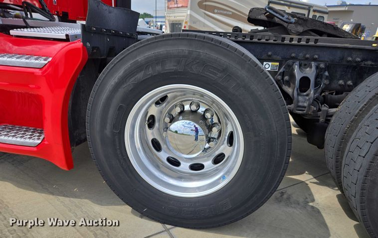 image for item DW7022 2020 Peterbilt 579 semi truck