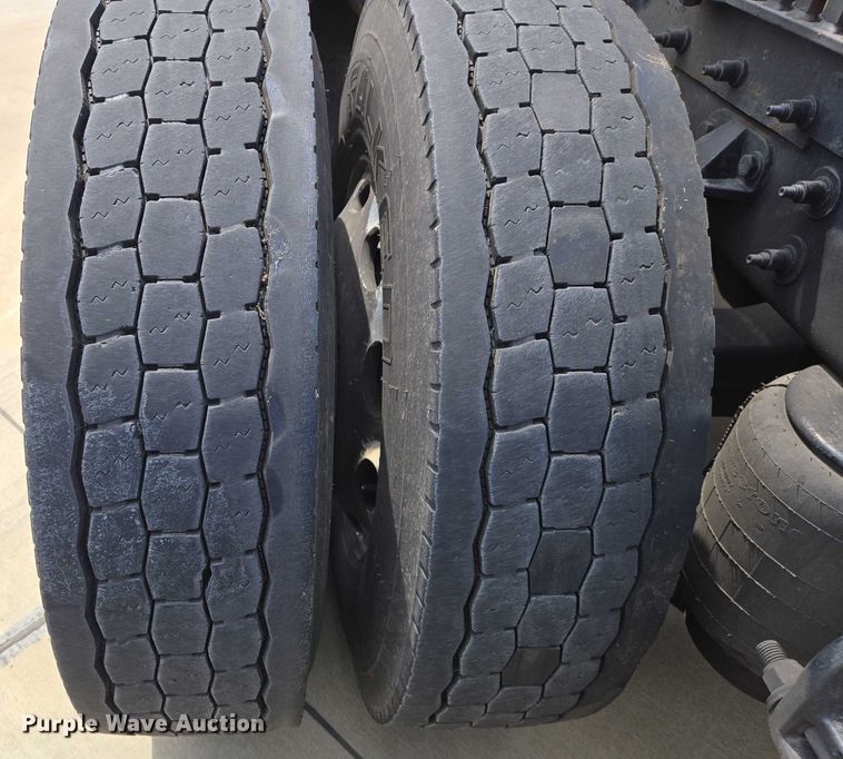 image for item DW7022 2020 Peterbilt 579 semi truck