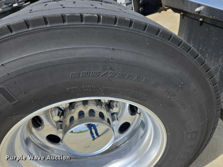 image for item DW7022 2020 Peterbilt 579 semi truck