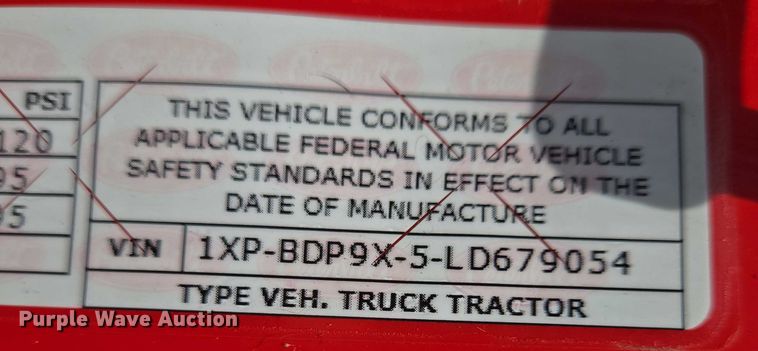 image for item DW7022 2020 Peterbilt 579 semi truck