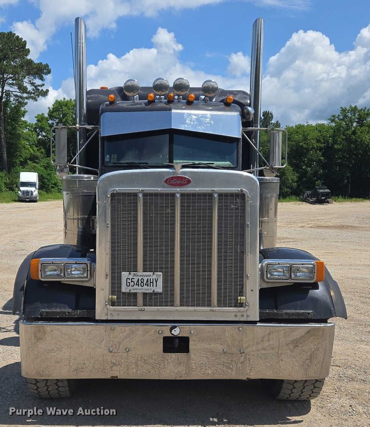 image for item DW7035 2005 Peterbilt  379 semi truck