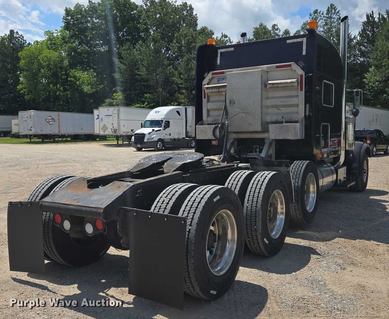 image for item DW7035 2005 Peterbilt  379 semi truck