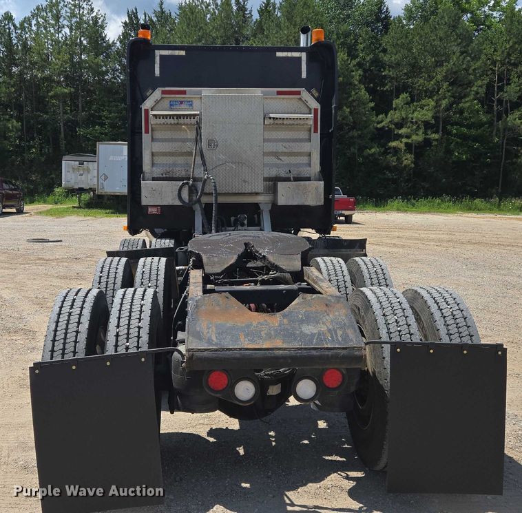 image for item DW7035 2005 Peterbilt  379 semi truck