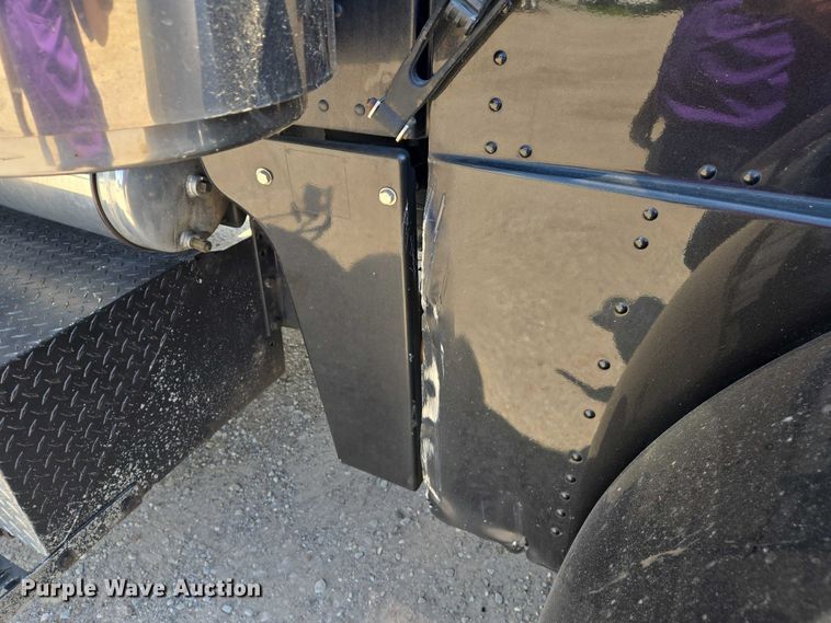 image for item DW7035 2005 Peterbilt  379 semi truck