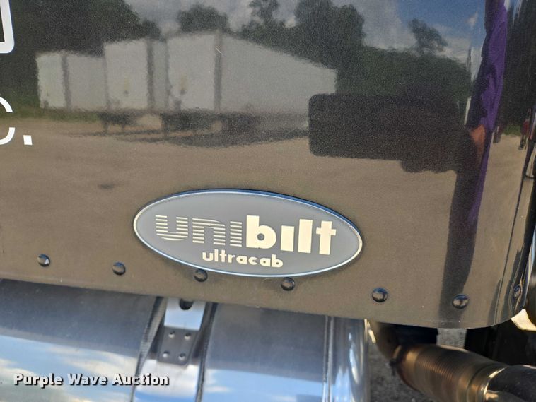 image for item DW7035 2005 Peterbilt  379 semi truck