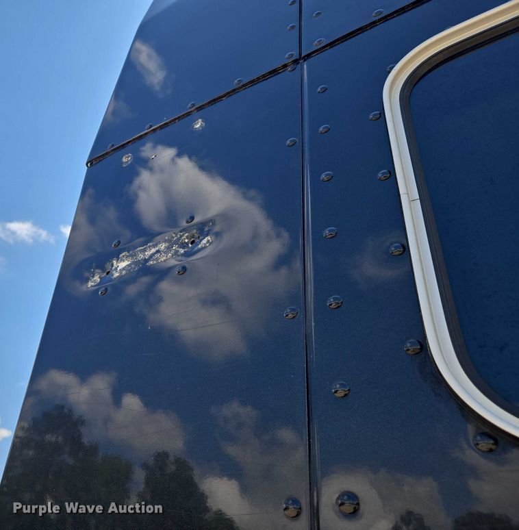 image for item DW7035 2005 Peterbilt  379 semi truck