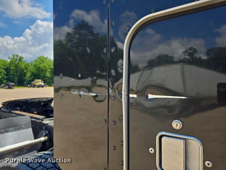 image for item DW7035 2005 Peterbilt  379 semi truck