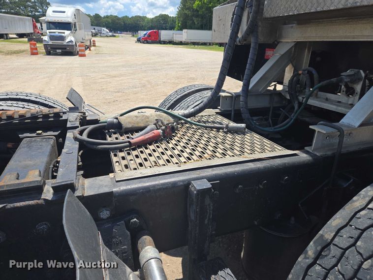 image for item DW7035 2005 Peterbilt  379 semi truck