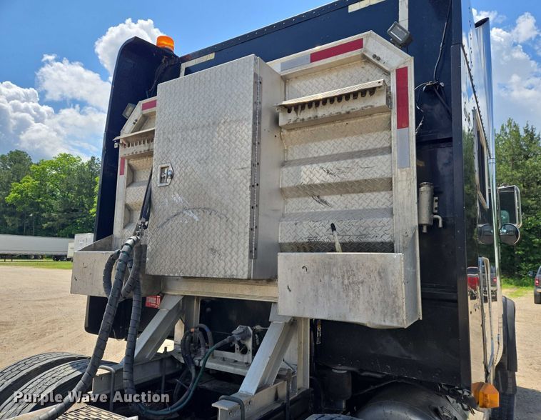 image for item DW7035 2005 Peterbilt  379 semi truck
