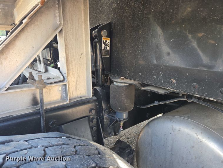 image for item DW7035 2005 Peterbilt  379 semi truck