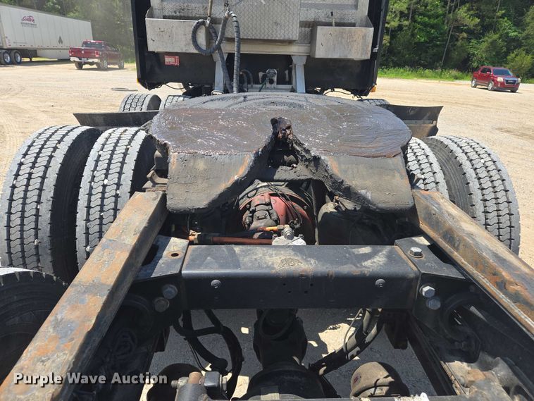 image for item DW7035 2005 Peterbilt  379 semi truck