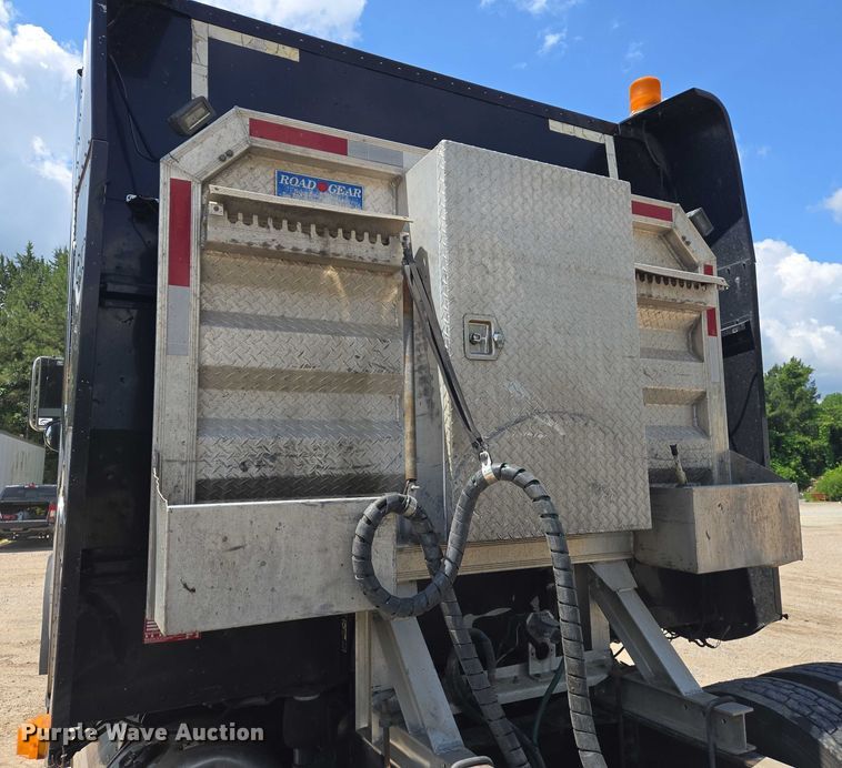 image for item DW7035 2005 Peterbilt  379 semi truck