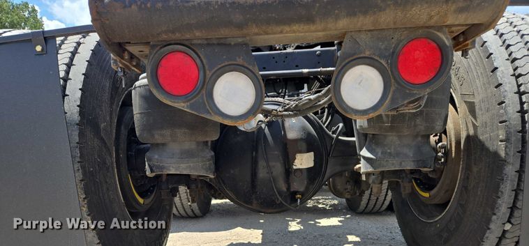 image for item DW7035 2005 Peterbilt  379 semi truck