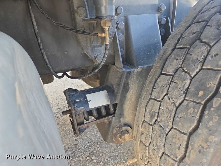 image for item DW7035 2005 Peterbilt  379 semi truck