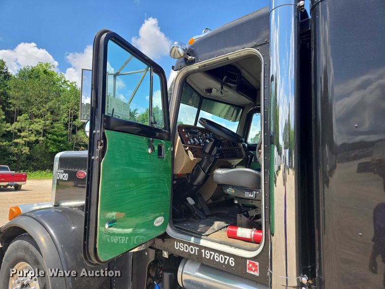 image for item DW7035 2005 Peterbilt  379 semi truck
