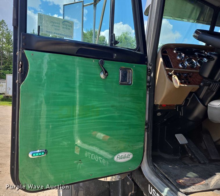 image for item DW7035 2005 Peterbilt  379 semi truck