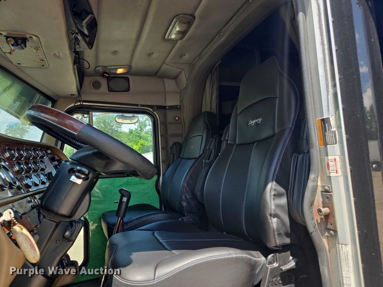 image for item DW7035 2005 Peterbilt  379 semi truck