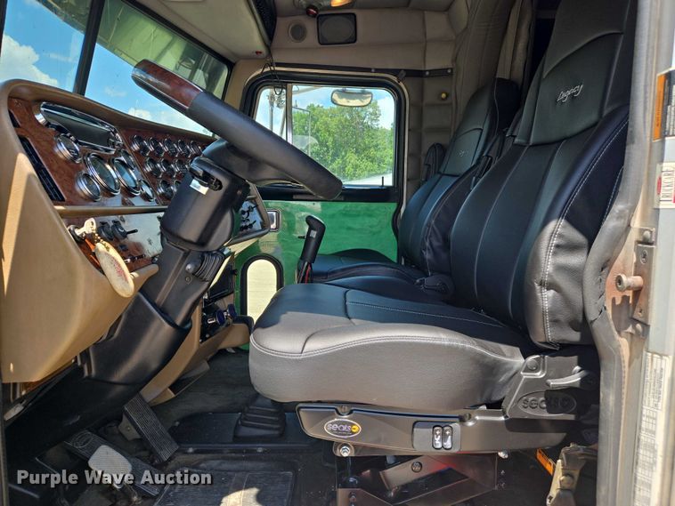 image for item DW7035 2005 Peterbilt  379 semi truck