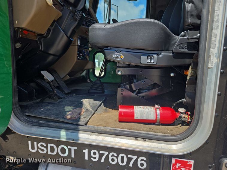 image for item DW7035 2005 Peterbilt  379 semi truck