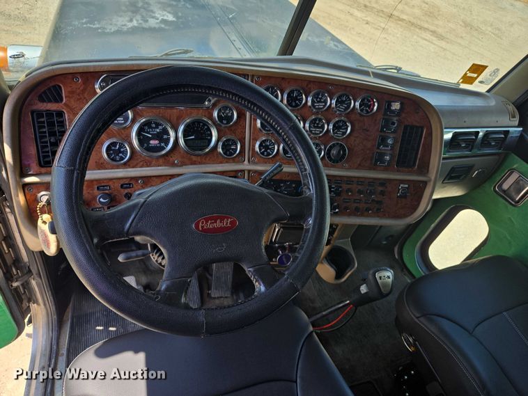 image for item DW7035 2005 Peterbilt  379 semi truck