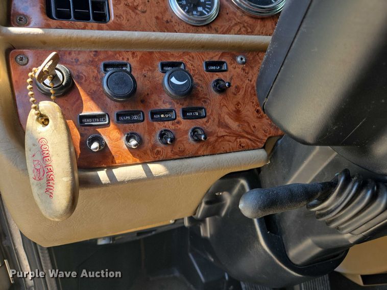 image for item DW7035 2005 Peterbilt  379 semi truck