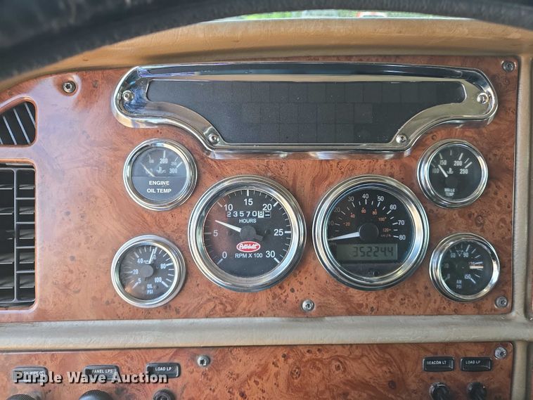 image for item DW7035 2005 Peterbilt  379 semi truck