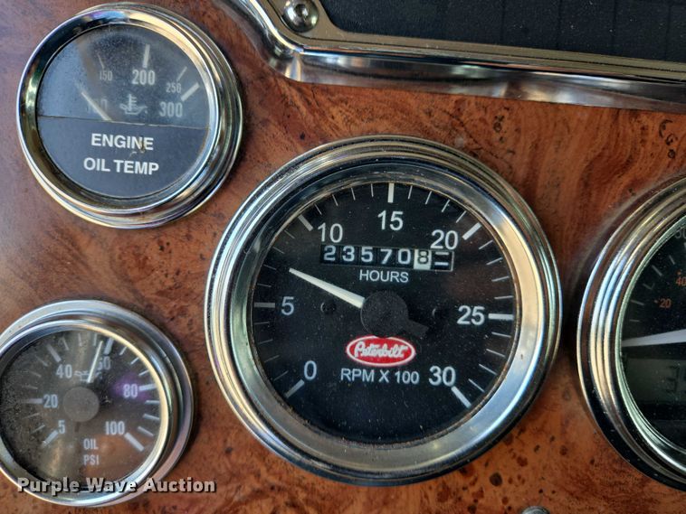 image for item DW7035 2005 Peterbilt  379 semi truck