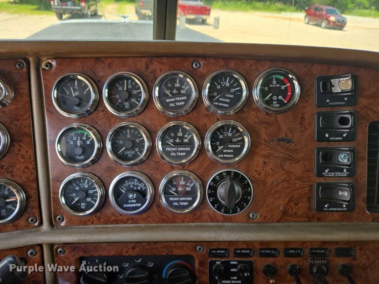 image for item DW7035 2005 Peterbilt  379 semi truck