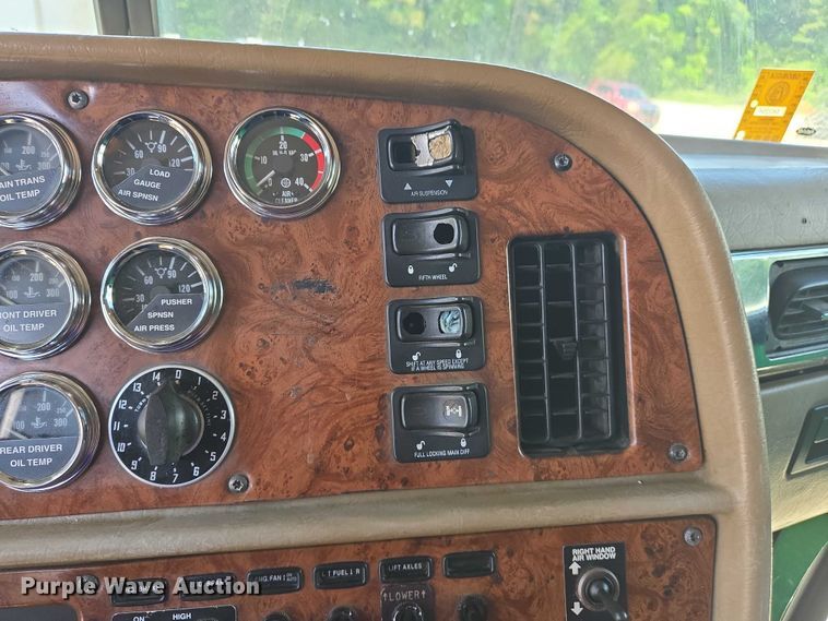 image for item DW7035 2005 Peterbilt  379 semi truck