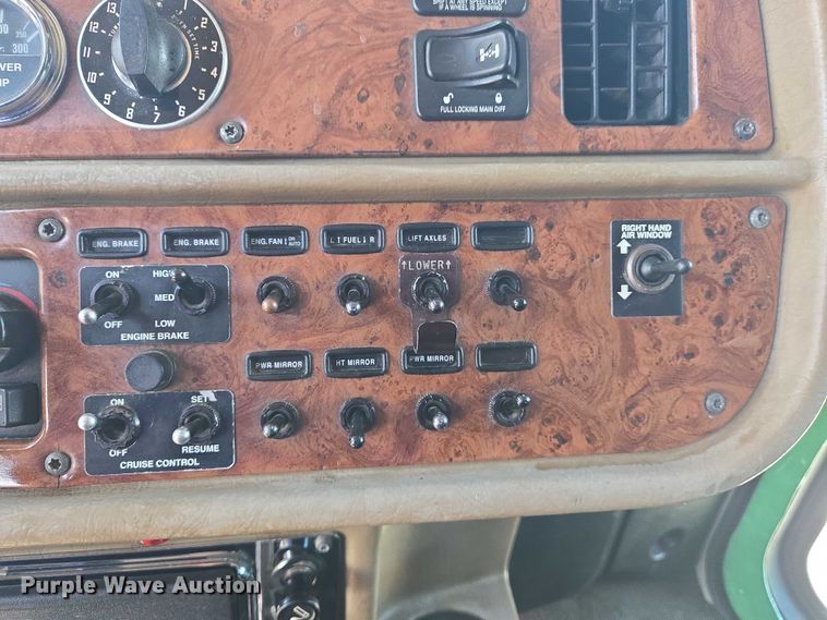 image for item DW7035 2005 Peterbilt  379 semi truck