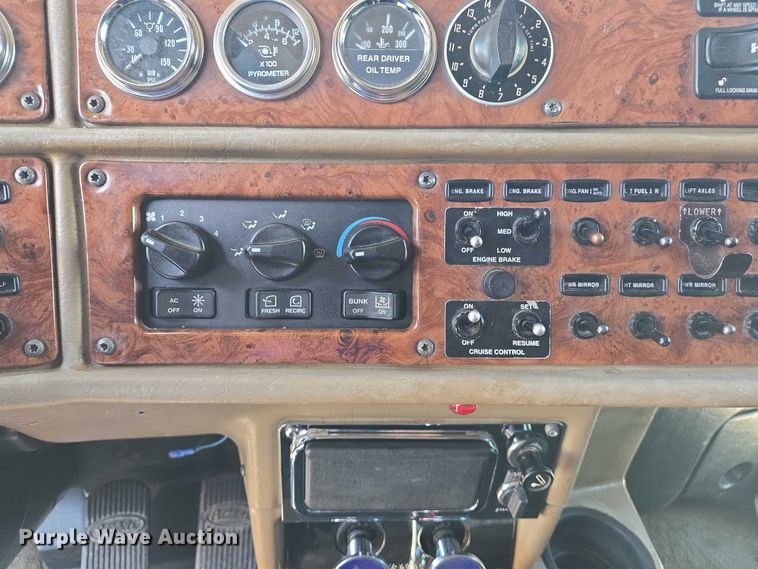 image for item DW7035 2005 Peterbilt  379 semi truck