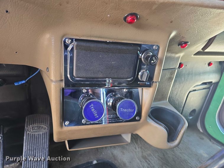 image for item DW7035 2005 Peterbilt  379 semi truck