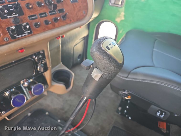 image for item DW7035 2005 Peterbilt  379 semi truck