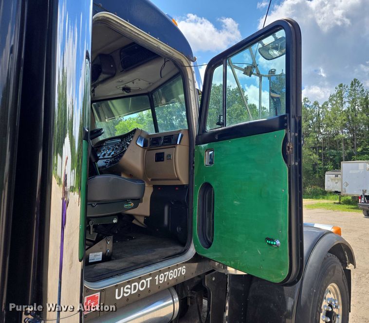 image for item DW7035 2005 Peterbilt  379 semi truck