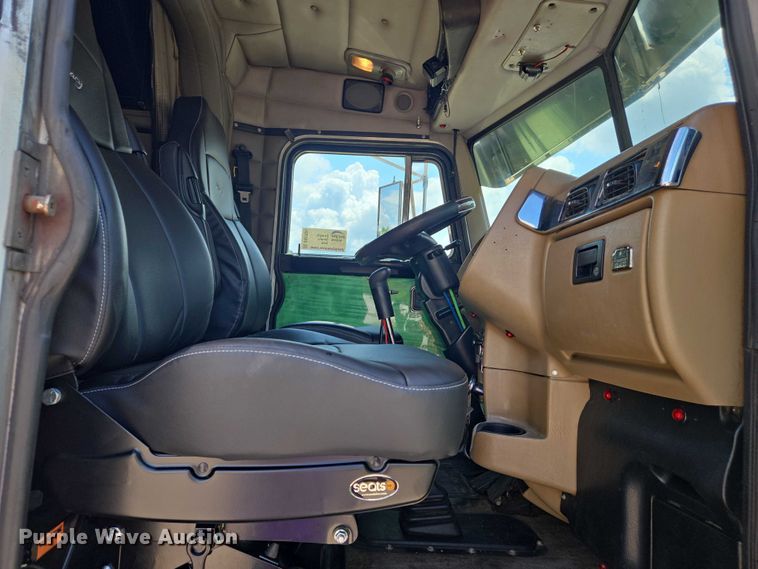 image for item DW7035 2005 Peterbilt  379 semi truck