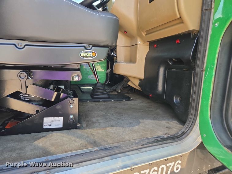 image for item DW7035 2005 Peterbilt  379 semi truck