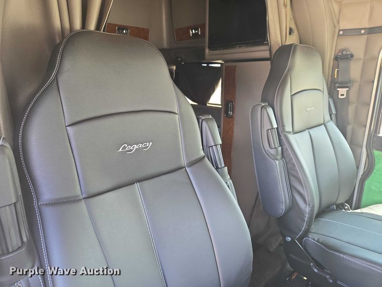 image for item DW7035 2005 Peterbilt  379 semi truck