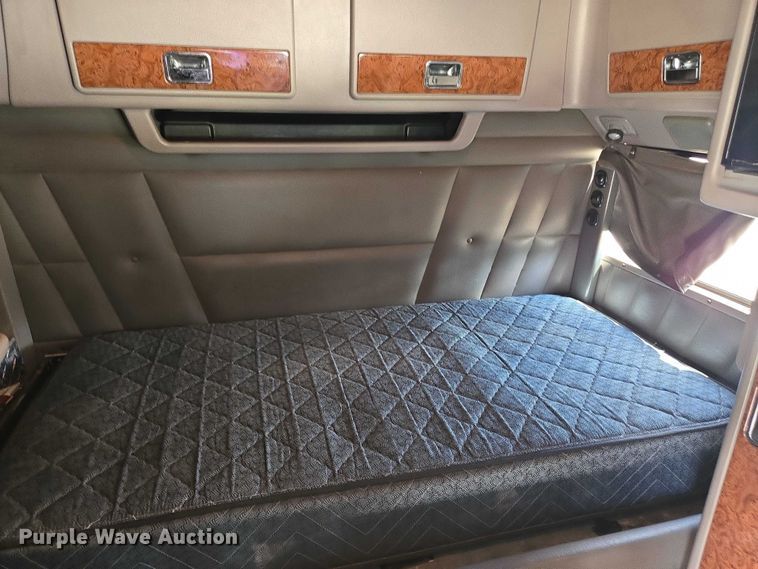 image for item DW7035 2005 Peterbilt  379 semi truck